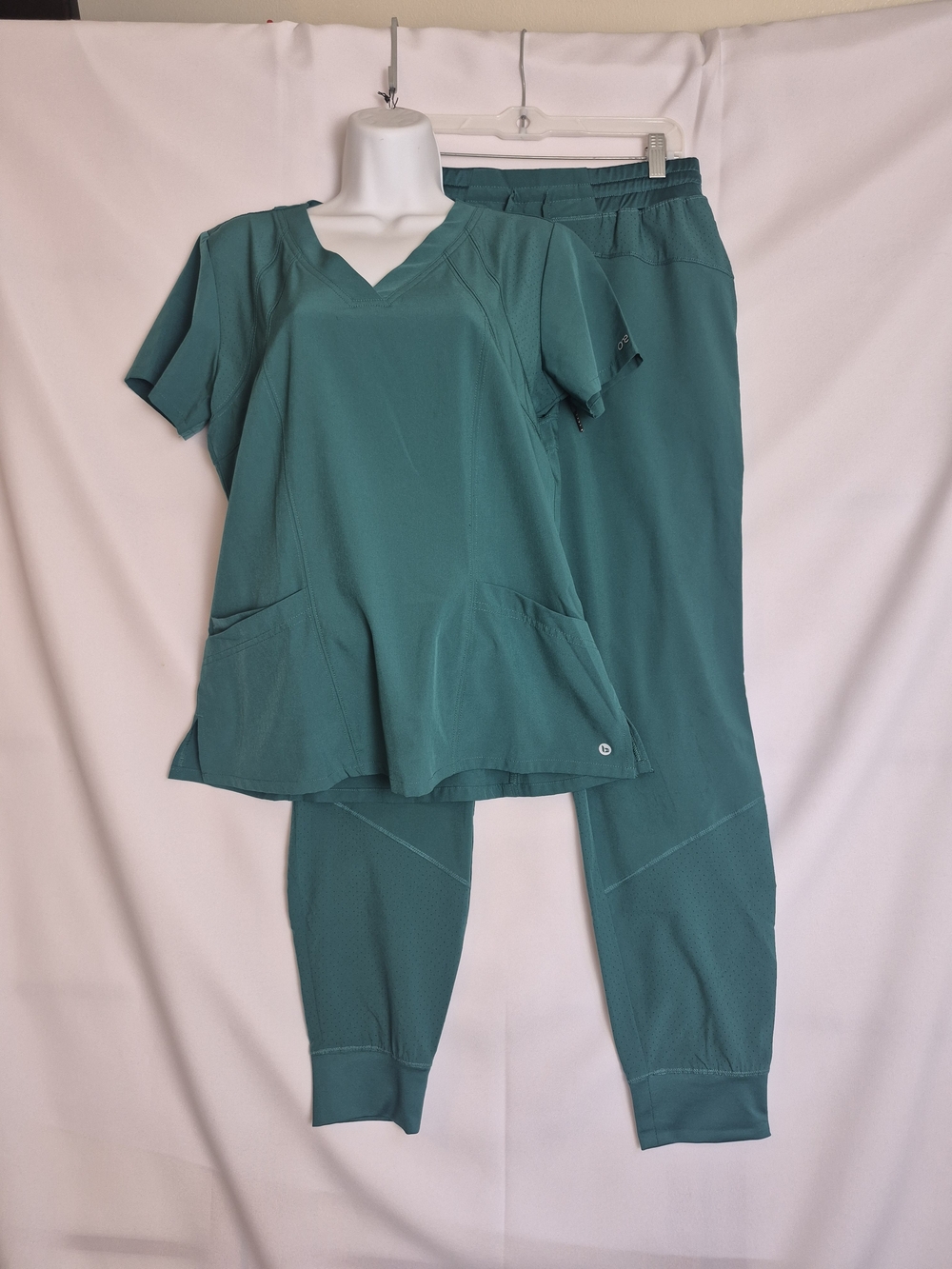 Women's Teal Scrub Top & Jogger Pants Set - Teal